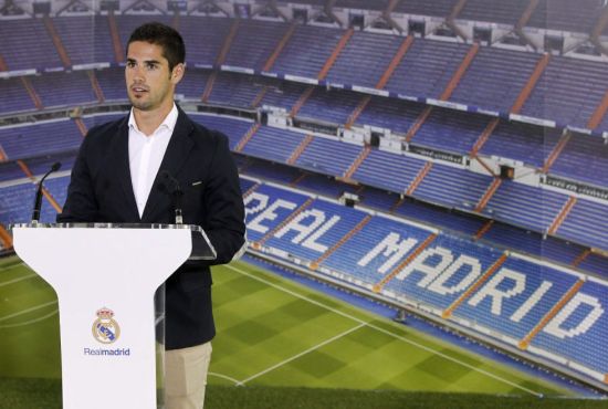 前锋突破射门锁定胜利（前锋强突劲射锁定胜局）