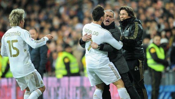 每体：巴萨让马丁替换德容出席发布会，以肯定前者的出色表现（每体：巴萨安排马丁顶替德容出席发布会，以示对其出色发挥的肯定）