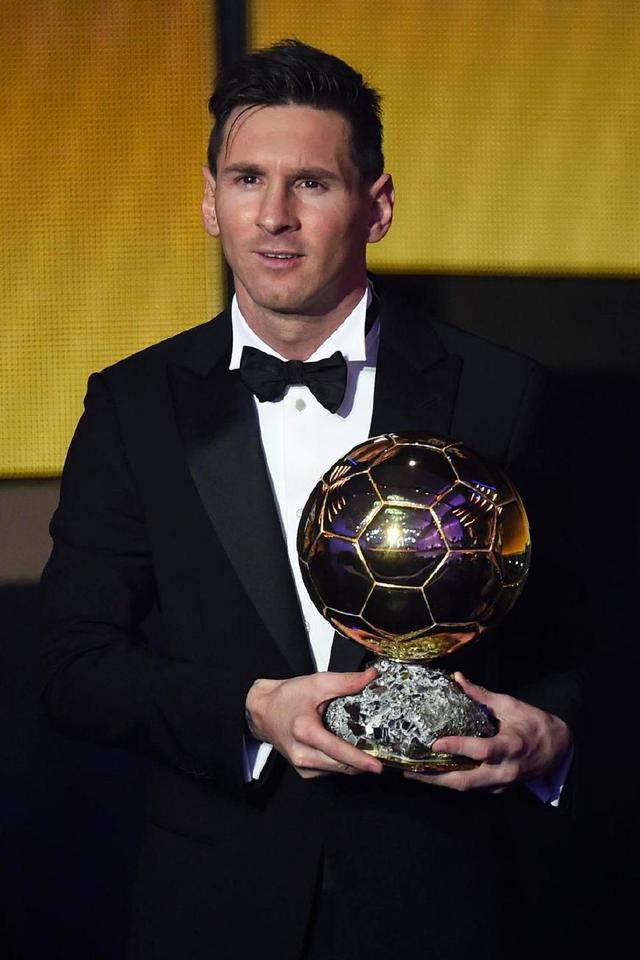 成绩斐然，加斯佩里尼被罗马球迷描绘成魔法师形象画在墙上（战绩惊艳，罗马球迷将加斯佩里尼以魔法师形象涂鸦上墙）