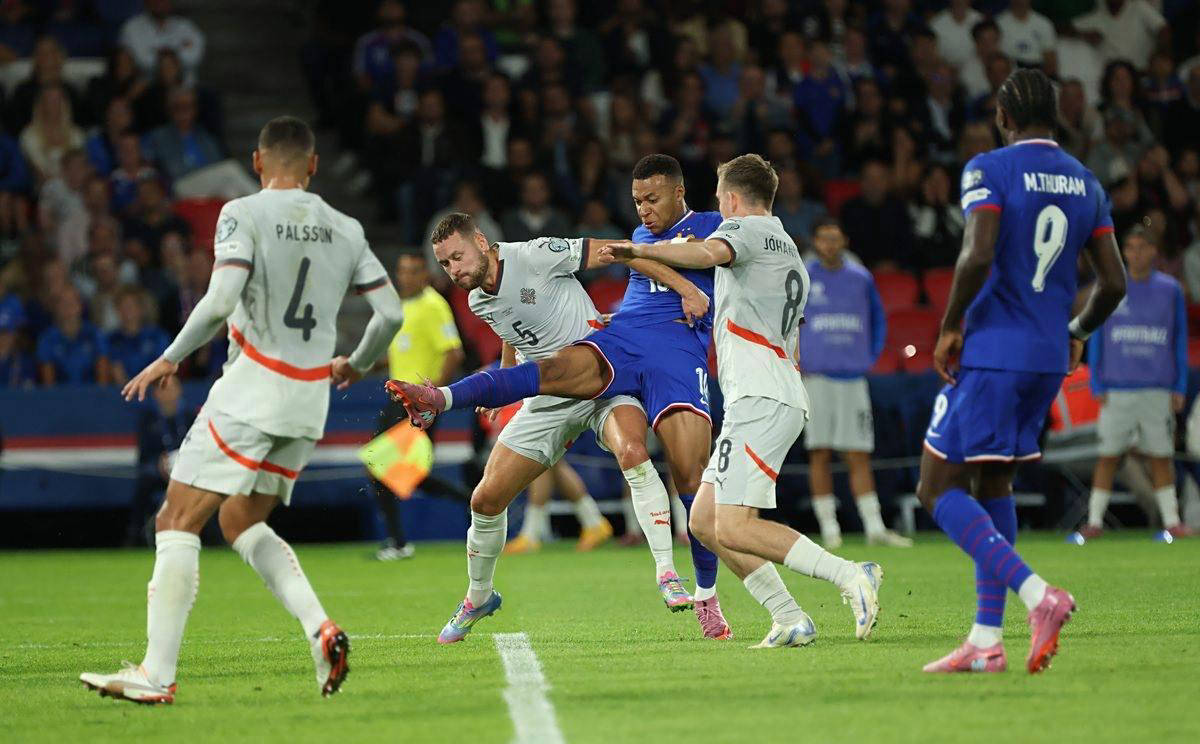 TA：贝林应该担任英格兰的10号位，他比罗杰斯更具进球威胁（TA：英格兰10号应由贝林担纲，他的进球威胁胜过罗杰斯）