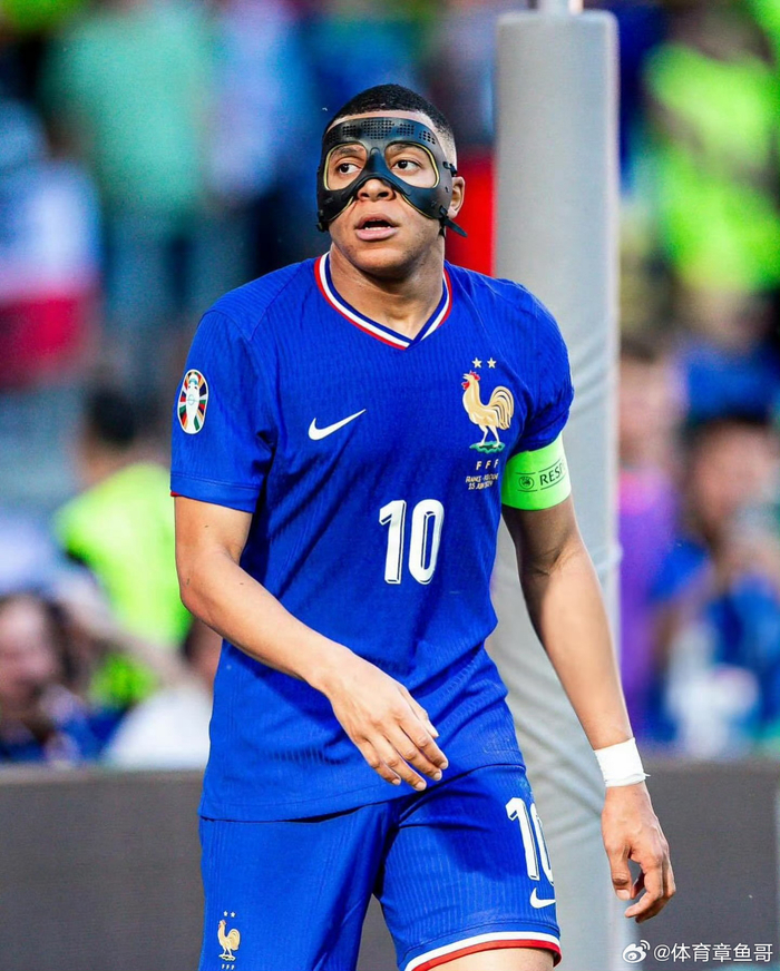 加拉塔萨雷高层炮轰土耳其足协：因遭裁判针对拒绝出席明日仪式（加拉塔萨雷高层怒斥土耳其足协：称遭裁判针对，将缺席明日仪式）