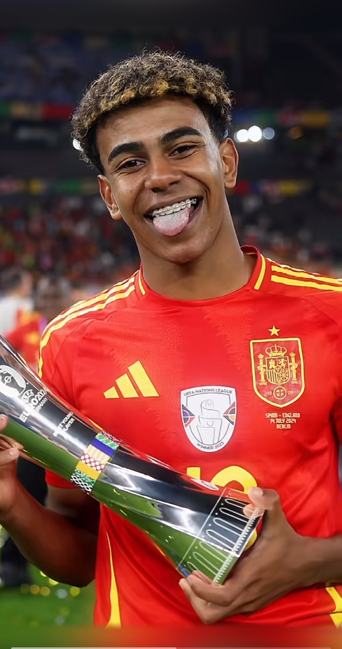 TA：贝隆因指示球员在赛前列队礼中背对对手被禁足6个月（TA：因要求球员在赛前列队背对对手，贝隆被禁赛半年）