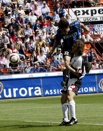 22／23赛季以来顶级前锋越位数：哈兰德仅18次，C罗143次（22／23赛季至今顶级前锋越位统计：哈兰德仅18次，C罗多达143次）