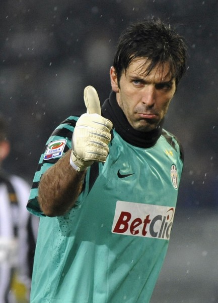 诺丁汉森林客战利物浦赛前，主帅戴奇携多名球员前往祭奠若塔（利物浦战前，诺丁汉森林主帅戴奇携多名球员悼念若塔）