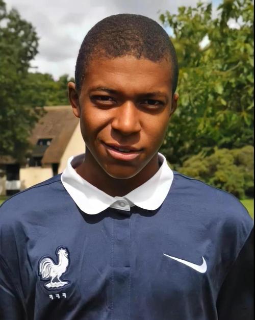 拜仁51场英格兰9场，凯恩2025年出战60场比赛刷新生涯纪录（2025年凯恩60战创生涯新高：拜仁51场+英格兰9场）