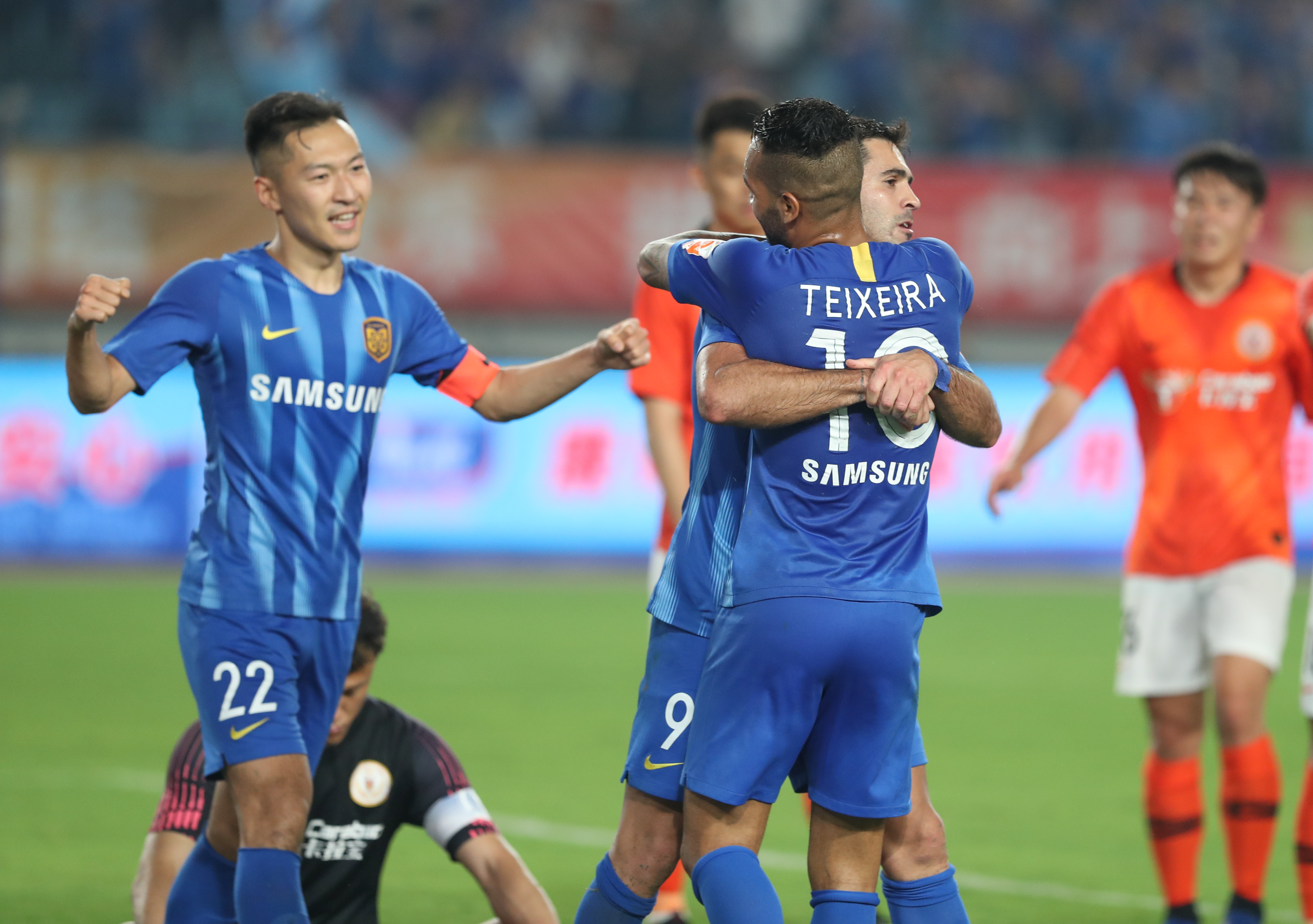 队友接连被罚下！维尼修斯讽刺裁判：多来点红牌吧！（队友相继染红，维尼修斯冷嘲裁判：尽管多掏红牌！）