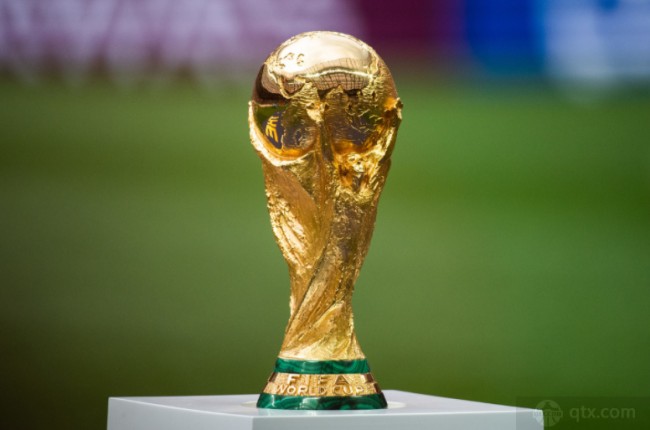 点球判罚引发争议 VAR 成为焦点（争议点球引热议，VAR站上风口浪尖）